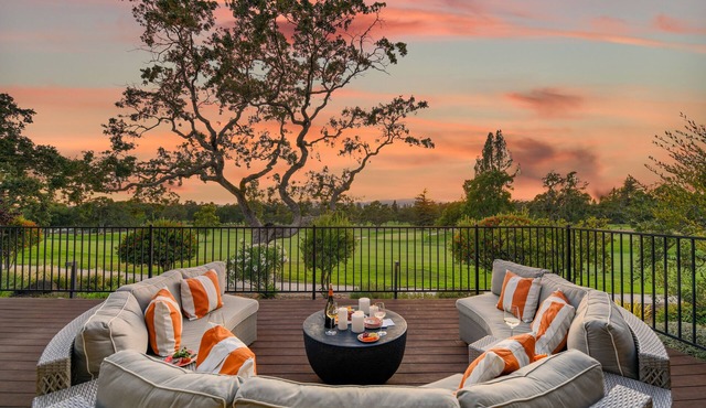 Enjoy a glass of wine & watch Napas stunning sunsets from sofa on huge deck! 3ba