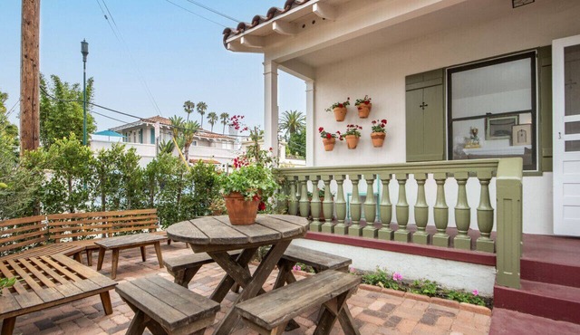 Enjoy indoor-outdoor living, a full kitchen, and vintage coastal charm.
