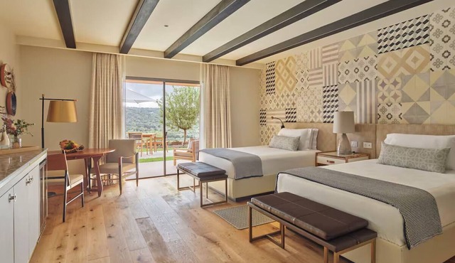 Enjoy Panoramic Countryside Views at Elegant Algarve Room w/Balcony