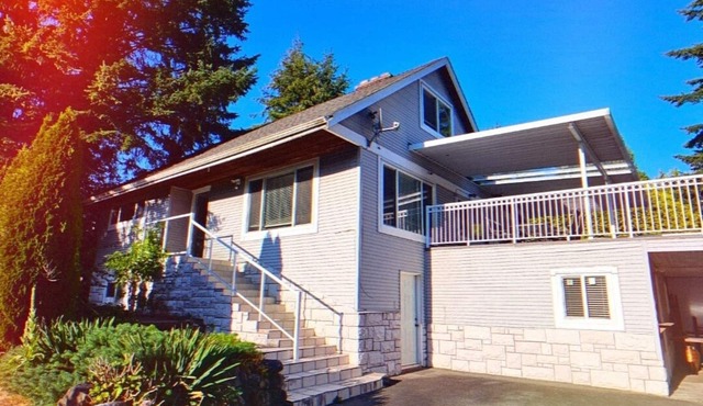 Entertainers dream house on acreage in city! Sleeps 15!