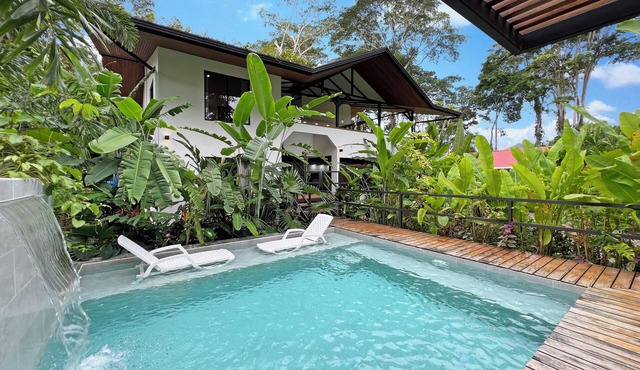 Escondido: Huge House, Pool, AC, TV, Game Room, Kitchen, WiFi, Near Beach