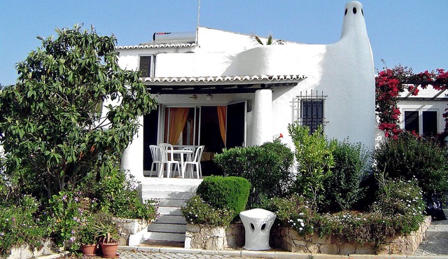 Exceptional 3 bed 2 bath villa, roof terrace, beautiful panoramic views, central