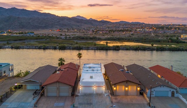 Exceptional 4 Bedroom Riverfront Home with Dock! Sleeps 16