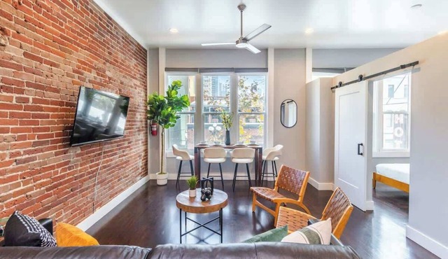 Explore Gaslamp from Luxury 2br sleeps 5