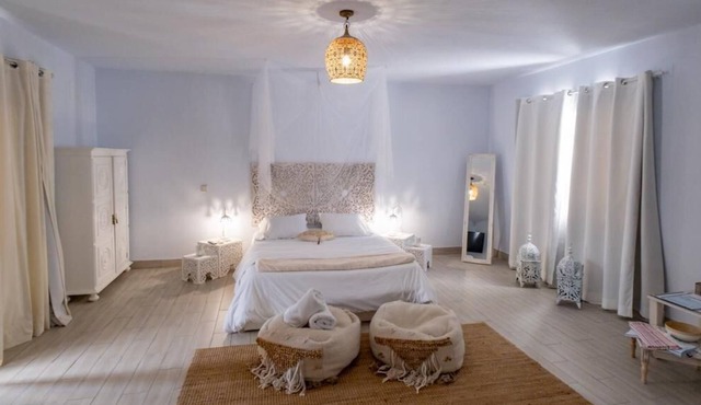 Exquisite bed & breakfast, 7 individual suites with outdoor pool