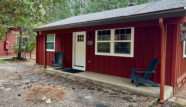 Fabulous 2-bedroom cabin in Kyburz perfect for a getaway