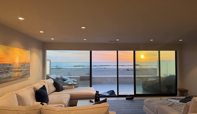 Fabulous 2-bedroom oceanfront estate with AC in sunny Del Mar