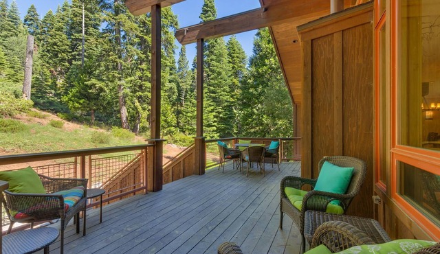 Fairway Favorite - Walk to Tahoe City Shops, Dining & Lake - Dog OK