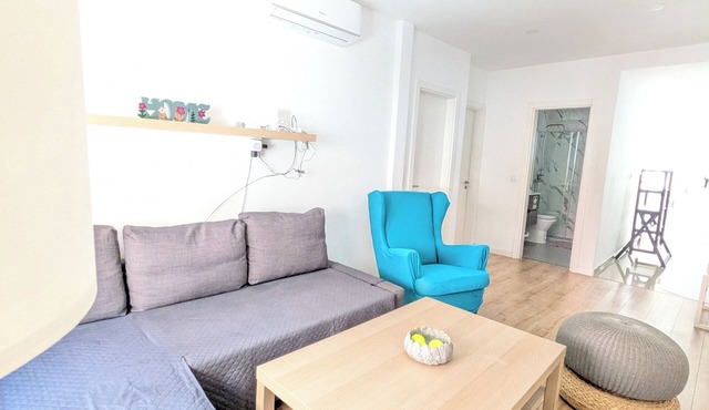 Family-Friendly 2BR Apartment Minutes from Lisbon Ferry