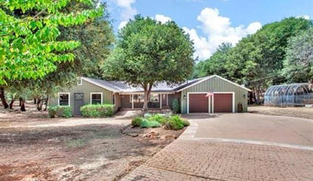 Family friendly, spacious and confortable Cabin with a wood Fireplace.