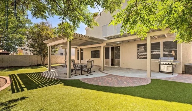 Family Fun House with Hot Tub, Grill and Games