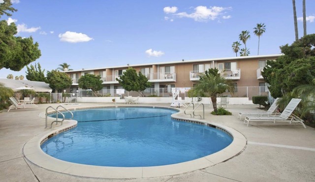 Family Getaway! Four Lovely Units, Pool, Restaurant, Close To Attractions