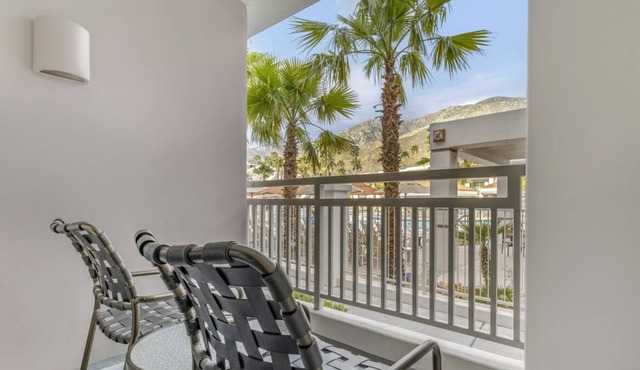 Family Oasis Retreat: Stylish Unit, Poolside Fun, Aerial Tram and Zoo Adventures
