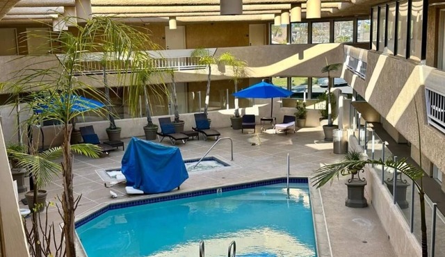 Family Suite with Balcony, Free Breakfast and Parking Near Seal Beach Pier