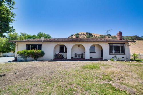Fenced Yard & Outdoor Bar: Hillside Paicines Home!