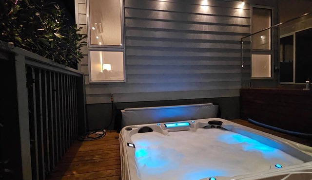 Fifteen Mercury - stunning house with outdoor spa!