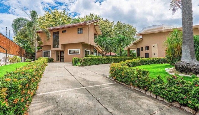 Flamingo Estates 18- 4 BR House with Pool