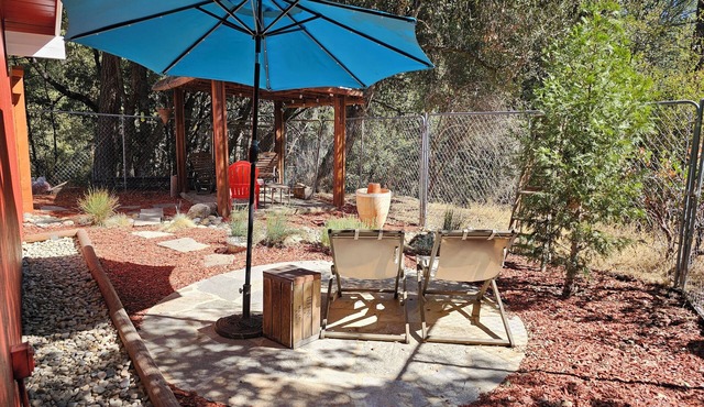 Forested Solitude in Ahwahnee, stargaze in the spa in this quiet pine forest