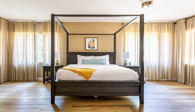 Fox Manor The Ultimate Fresno Getaway 5 Bedroom Home by RedAwning