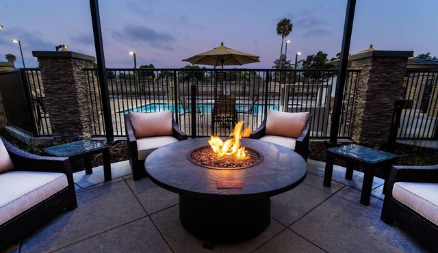 Free Breakfast. Pool. Shared BBQ. King Suite. 30 Min to Oakland Zoo!