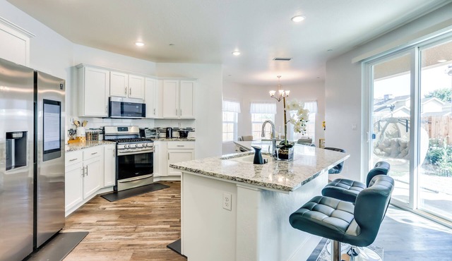 Fresno Home w/Grill - 9 Mi to Downtown