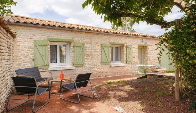Gîte Le Romarin: Shared Pool, Communal Terrace & Wi-Fi in Courçon in Courçon