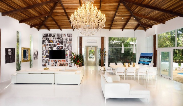 Gigi Brown Villa Paparazzi