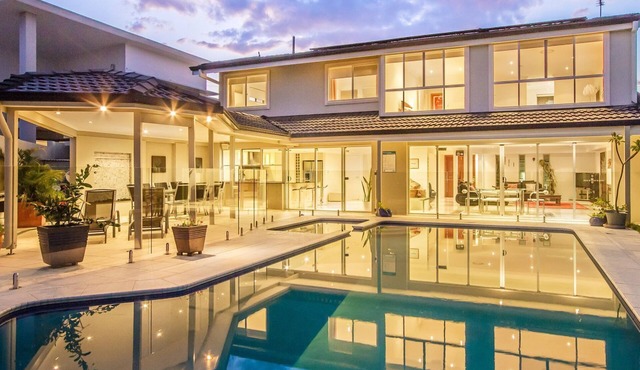 Golden Rio Family Waterfront Home Broadbeach