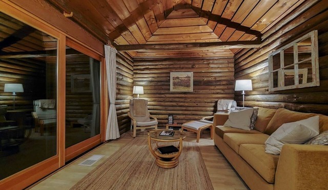 Golds Cottage Private, Ocean Views, Close to Town