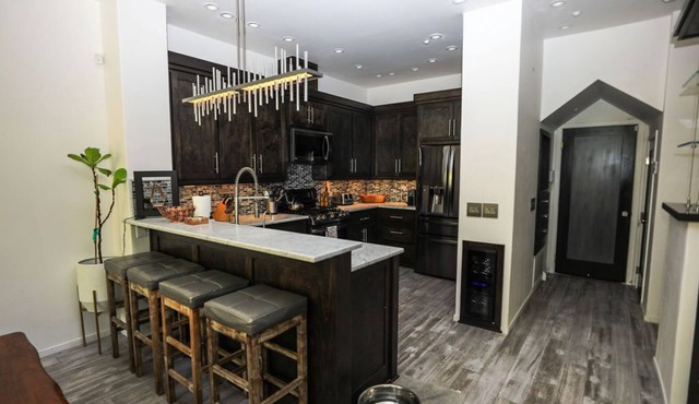 Gorgeous Modern Pet Friendly Condo close to everything