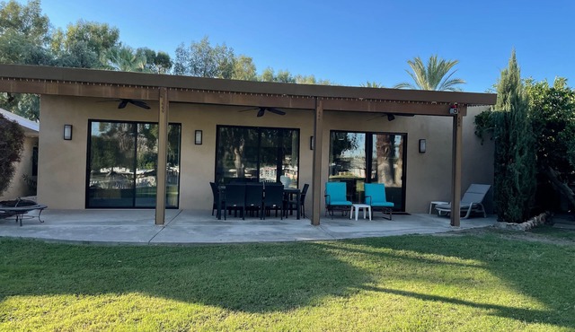 Gorgeous mountain views, close to Coachella, walking distance to Tennis Garden.