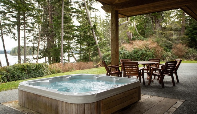 Gorgeous Oceanfront Rancher with Stunning views, Sauna, Hot tub and Pool table!