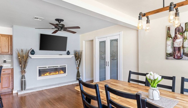 Grand 5 Bedroom Home with Pool 2 miles from Strip