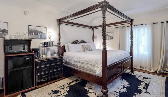 Ground-floor Seaside Suite with charming patio - 2-minute walk to beach