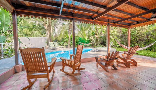 Ground floor w' terrace - a min’ walk to the beach