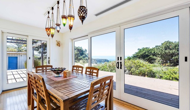 Gualala 3BR ocean-view home with hot tub — walk to Cooks Beach