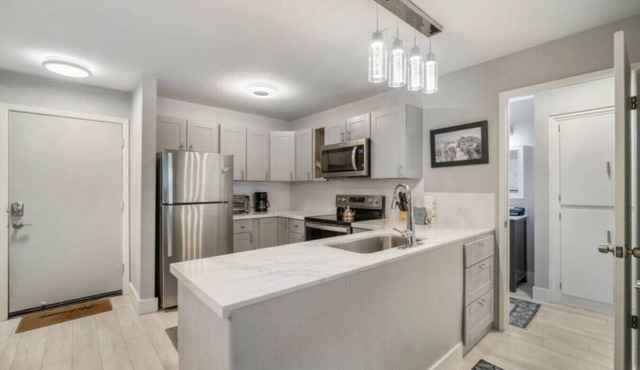 Guest Favorite! Spacious Remodeled 2bd 2ba Mtn Views, Covered Parking, Hot Tubs
