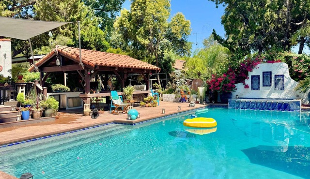 Guest House in Visalia Poolside Casita