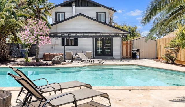 Hanford Sunny Oasis Downtown, with BBQ, Pool & Spa