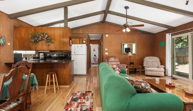Happy Bear | Minutes to Town + Lake + Pet Friendly