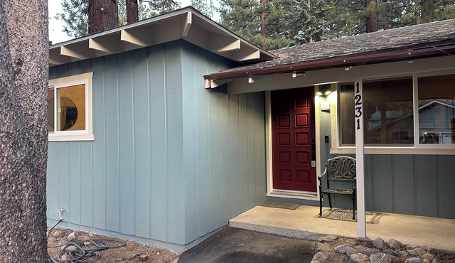 Hidden Gem 4-bedroom house in South Lake Tahoe near the beach, and Heavenly.