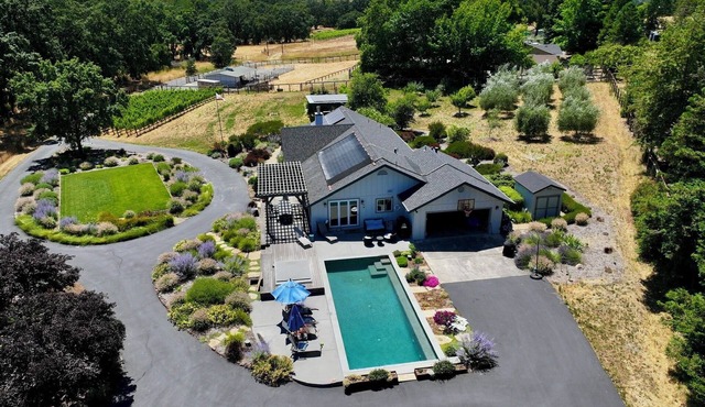 Hidden Pocket: Pool + Spa, Private Retreat, 1.5 Fenced Acres, Healdsburg