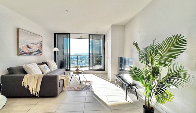 High-Floor City View 2BR/Free Parking/Heart of FV