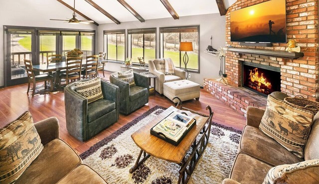 Higher End Townhome! Views of Bear Mtn! WiFi! Laundry! Walk to Bear Mtn!
