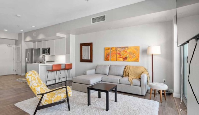 Hip Condo in Happening Gaslamp!