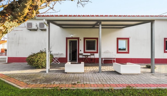 Holiday Home 'Das Pipas Palmela 3' with Shared Terrace, Wi-Fi & Air Conditioning