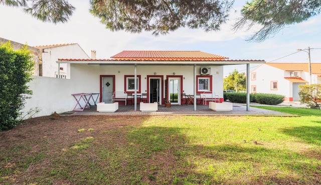 Holiday Home 'Das Pipas Palmela 6' with Shared Terrace, Wi-Fi & Air Conditioning