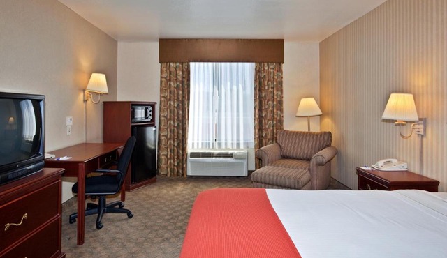 Holiday Inn Express Hotel and Suites - Henderson by IHG
