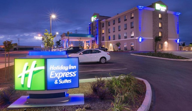 Holiday Inn Express & Suites Bakersfield Airport by IHG