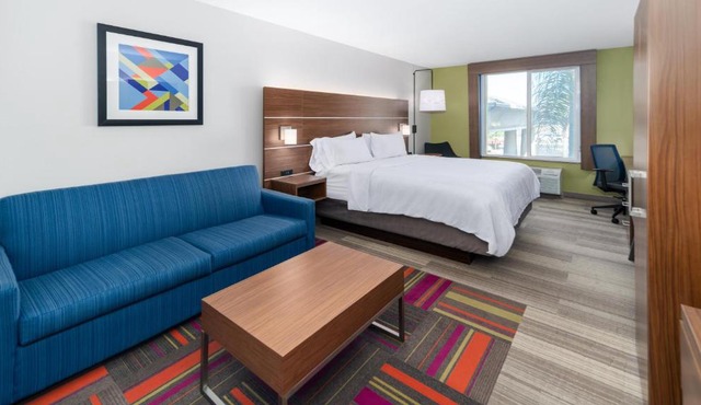 Holiday Inn Express & Suites Dinuba West by IHG